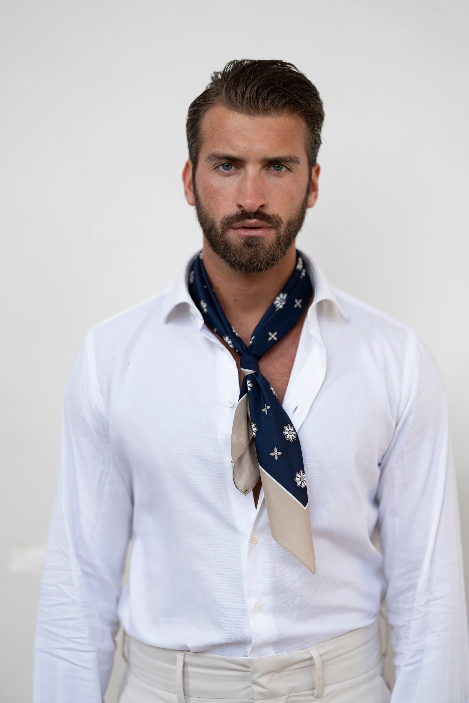 FOULARD IN TWILL DI SETA MICRO FANTASIA – BLU E BEIGE