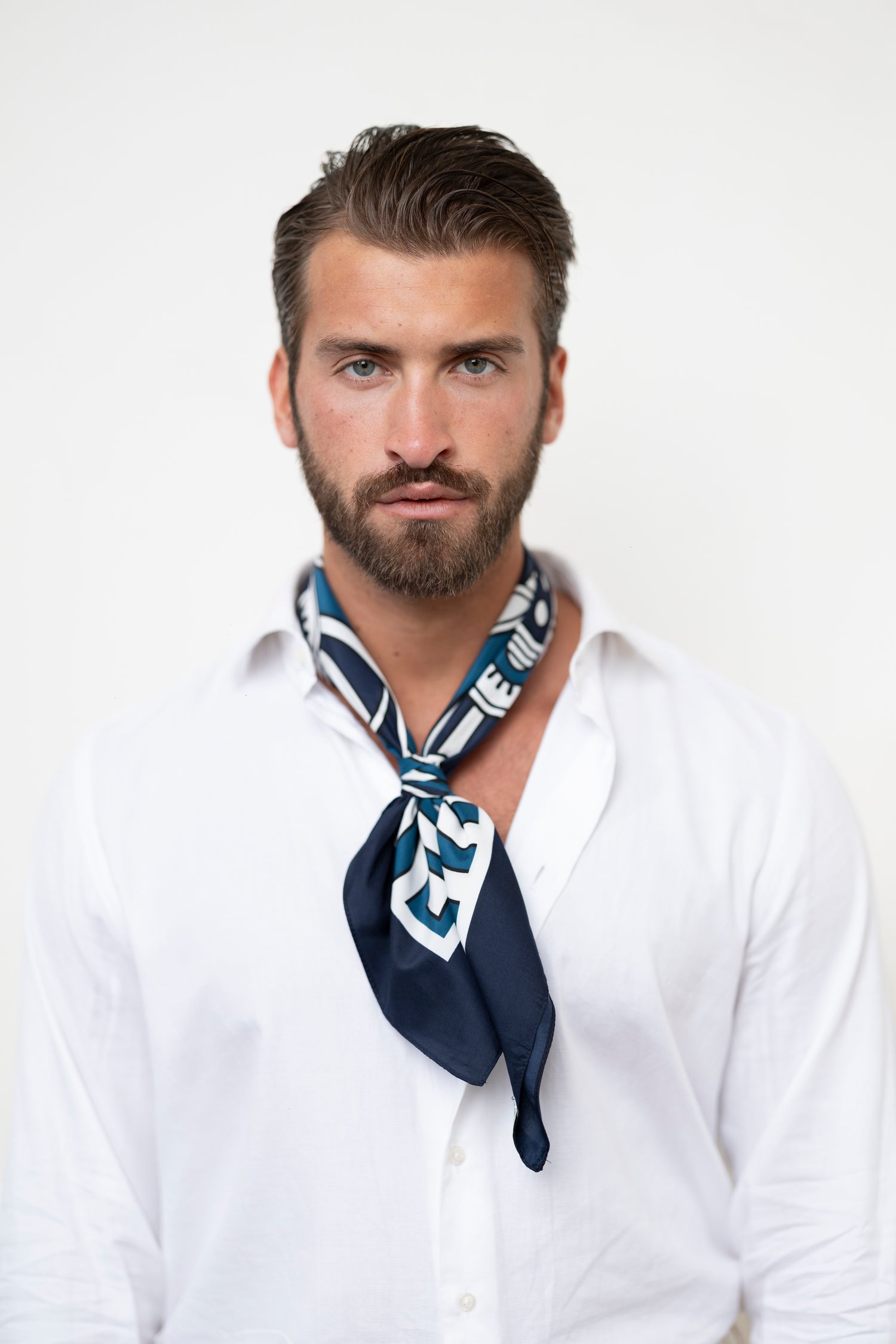 FOULARD IN TWILL DI SETA GEOMETRICO – BLU, AZZURRO E BIANCO