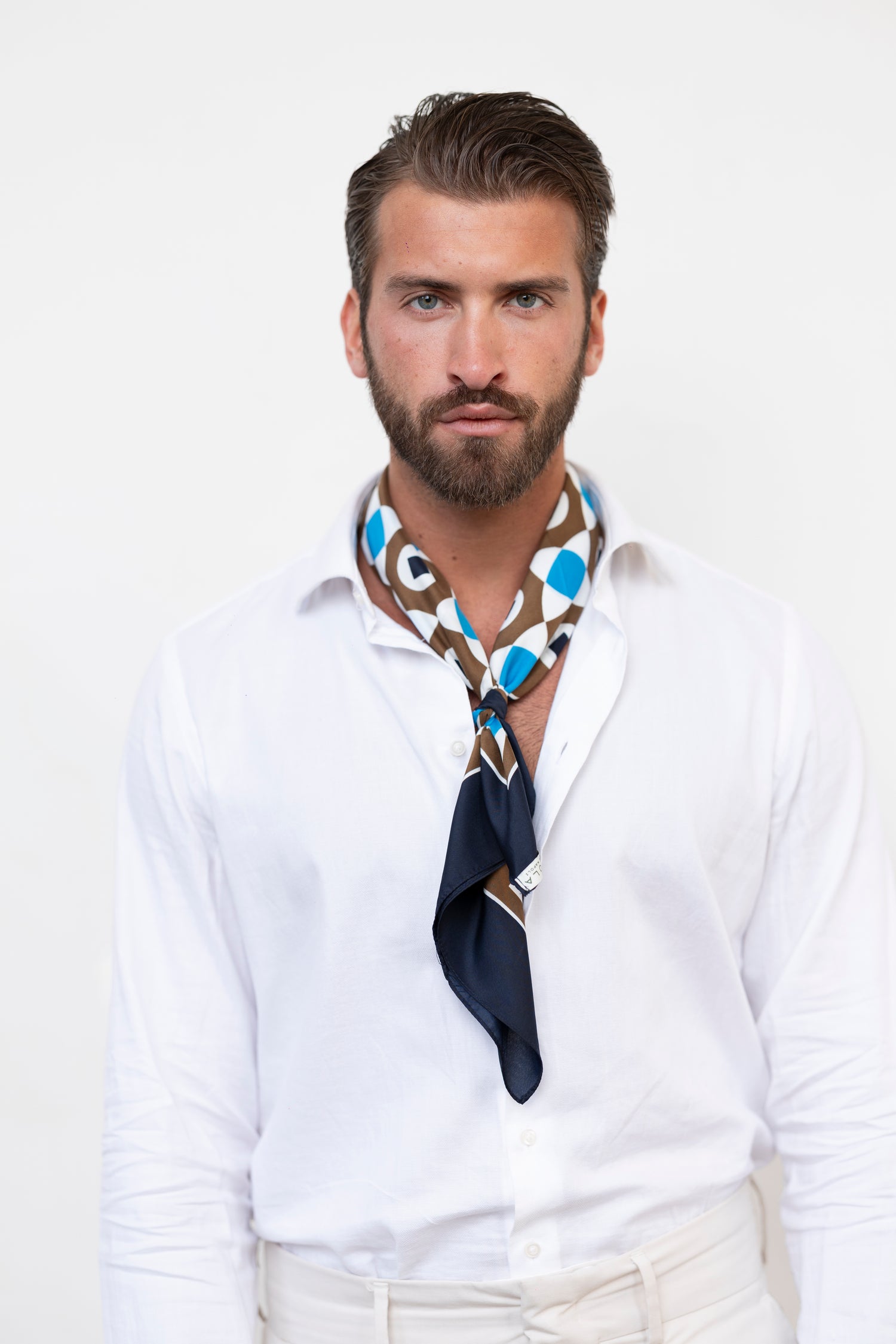 FOULARD IN TWILL DI SETA GEOMETRICO – MARRONE, AZZURRO E BLU